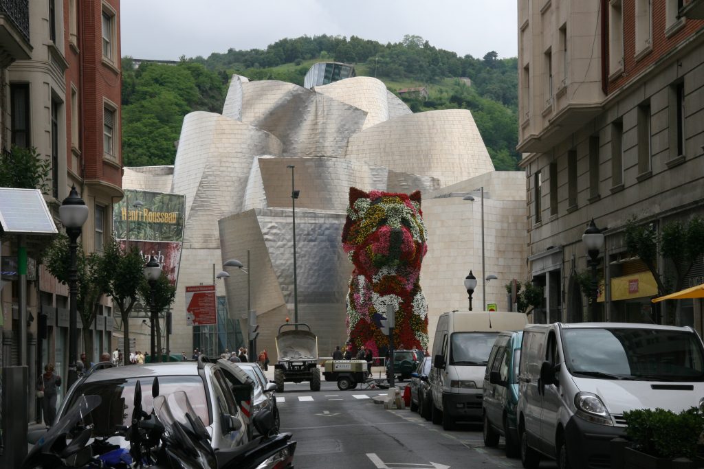El Guggenheim Bilbao y su entorno urbano.
